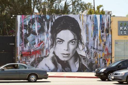 Vidéo de tous les hommages à MJ par des graffitis de rue dans le monde Mr-brainwashs-ever-evolving-wall-of-mj-located-on-the-outside-of-his-la-studio