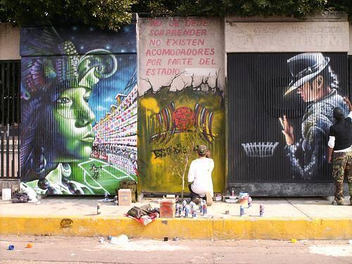 Vidéo de tous les hommages à MJ par des graffitis de rue dans le monde The-entry-gates-to-the-estadio-azteca-in-mexico-city